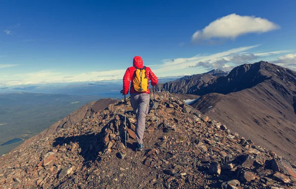 Caminhadas homem nas montanhas canadenses . — Fotografia de Stock