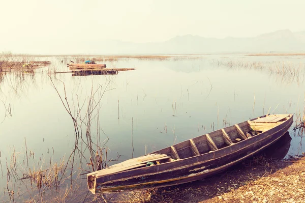 Boot op Aziatische lake — Stockfoto