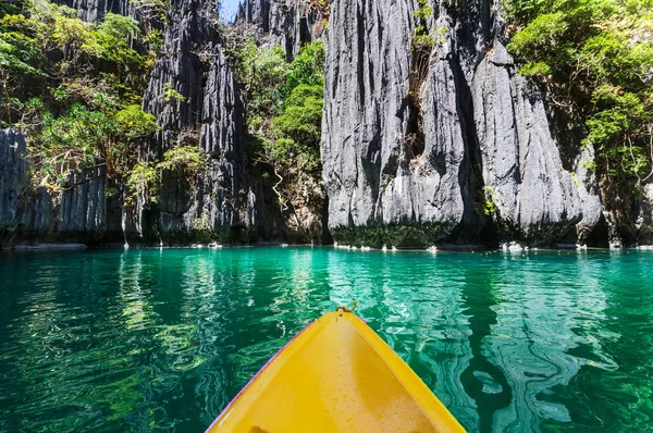 山の間の島のラグーンでカヤックします。. — ストック写真