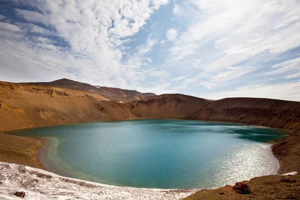 Geothermal crater lake — Stock Photo, Image