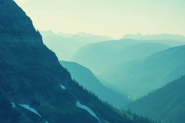 山のシルエットの自然風景 — ストック写真