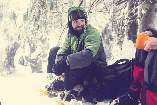 Escursionista nelle montagne invernali — Foto Stock