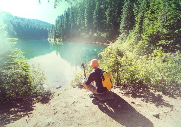 Піші прогулянки людина в канадських гори. — стокове фото