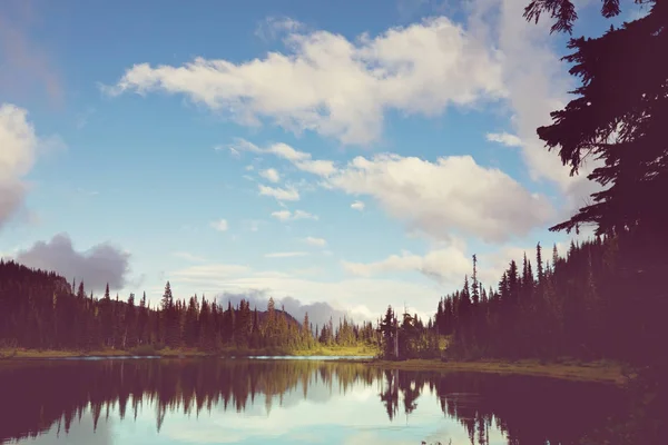 Escena serena junto al lago de montaña — Foto de Stock