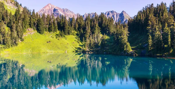 Scena serena in riva al lago di montagna — Foto Stock