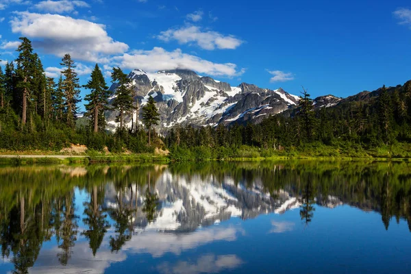 Scenic Picture lake — Stock Photo, Image