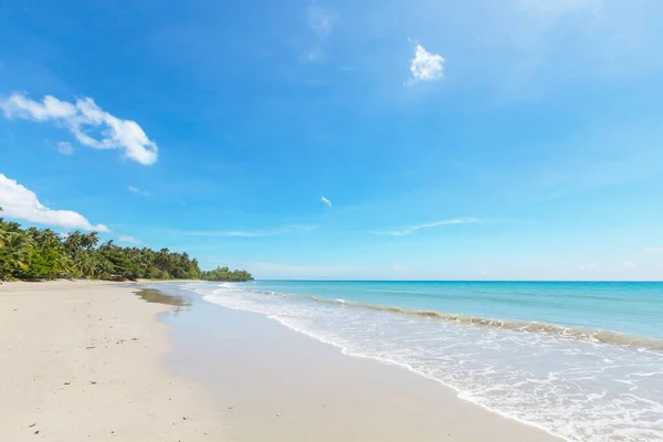 Sereniteit op het tropische strand — Stockfoto