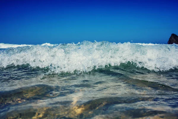 Блакитна хвиля на пляжі — стокове фото