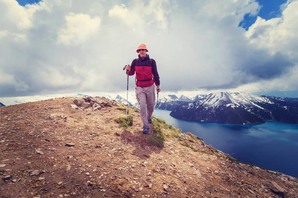 Wandermann in den kanadischen Bergen. — Stockfoto