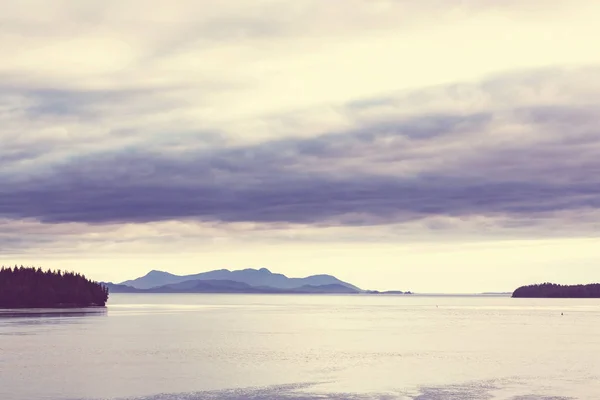 Escena serena junto al lago de montaña — Foto de Stock