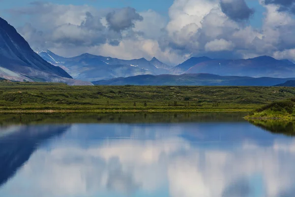 アラスカ・ツンドラのセレニティ湖 — ストック写真