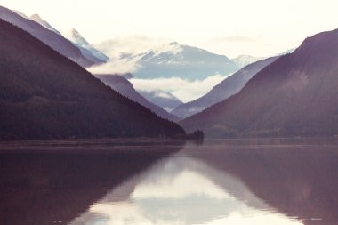 Dağ gölü sakin sahne