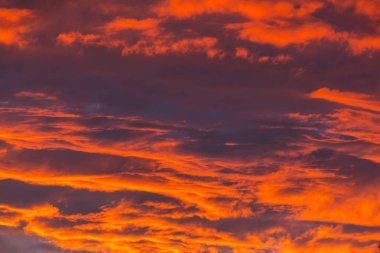 Gün batımında alışılmadık fırtına bulutları