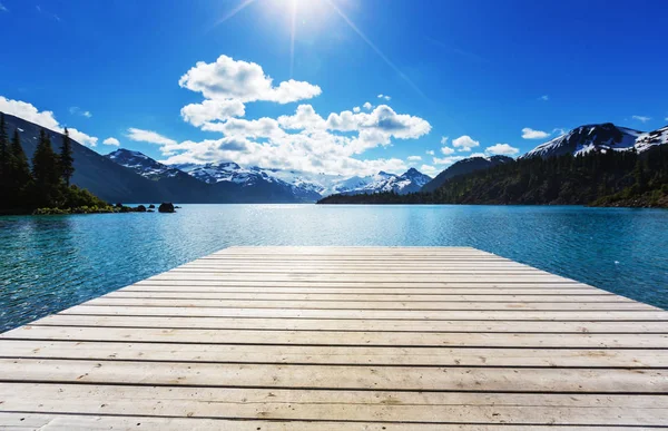 Výšlap na tyrkysové vody malebného jezera Garibaldi — Stock fotografie