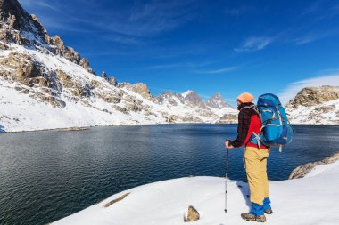 Uzun yürüyüşe çıkan kimse Sierra Nevada