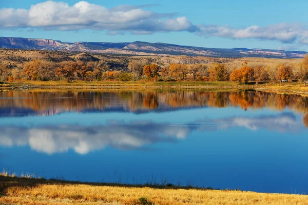 Krásné jezero na podzim — Stock fotografie