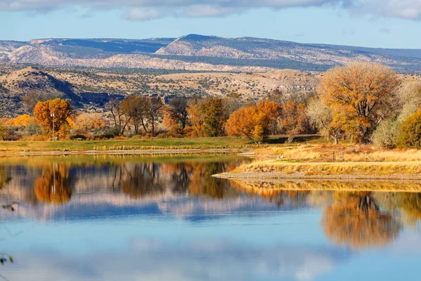 Krásné jezero na podzim — Stock fotografie