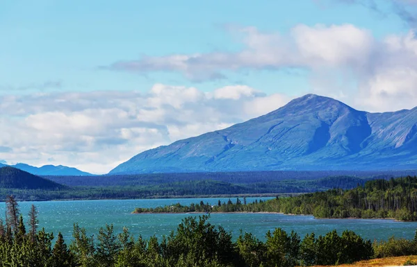 Serene scene door het bergmeer in Canada — Stockfoto