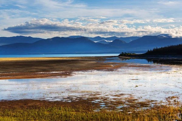 Спокойная сцена у горного озера в Канаде — стоковое фото