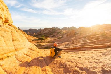 Uzun yürüyüşe çıkan kimse Utah dağlarda