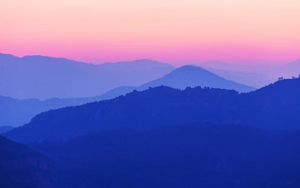Мальовничий захід сонця в горах — стокове фото