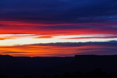 Dağlarda doğal günbatımı
