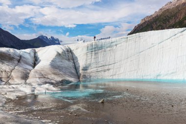 Yaz aylarında, uzun yürüyüşe çıkan kimse Alaska