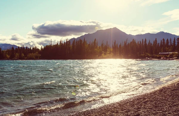 Escena serena junto al lago de montaña en Canadá —  Fotos de Stock