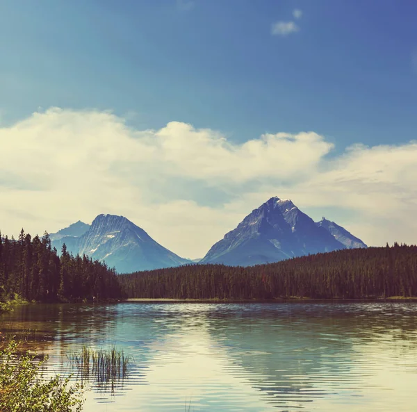 Escena serena junto al lago de montaña en Canadá — Foto de Stock