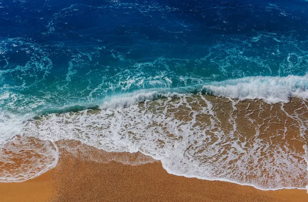 在海滩上的蓝色波浪 — 图库照片