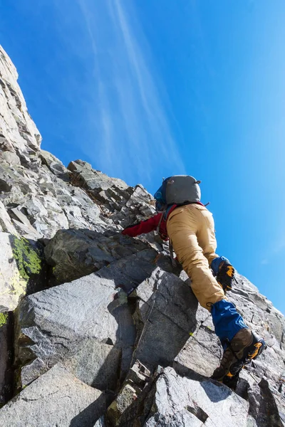 Bergsteiger kraxelt nach oben — Stockfoto