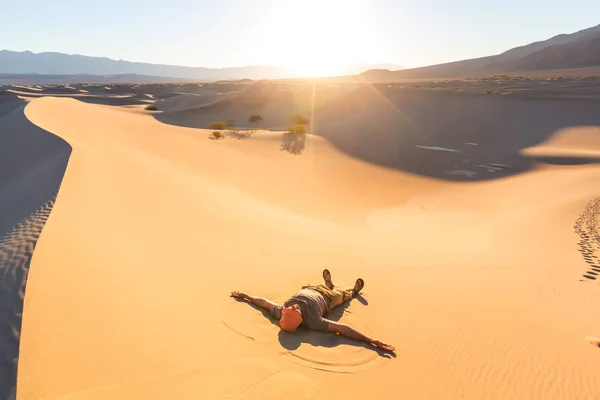 Caminante en desierto de arena . — Foto de Stock