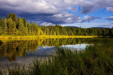 Alaska tundrasında dinginlik gölü