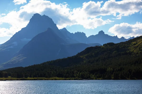 Festői, sziklás csúcsok a Glacier Nemzeti Park — Stock Fotó