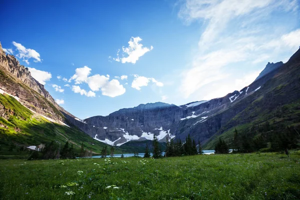 Pittoreska klipptoppar i nationalparken Glacier — Stockfoto