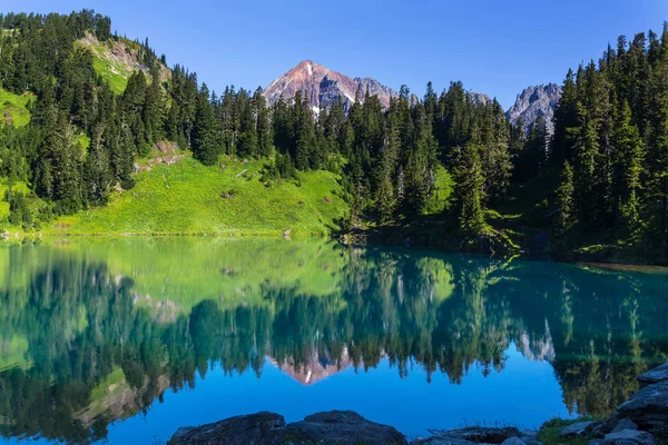 Escena serena junto al lago de montaña — Foto de Stock