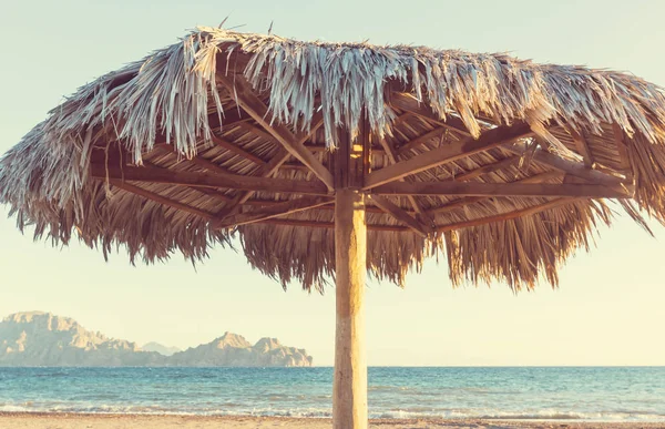 Parasols op het strand — Stockfoto