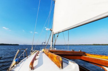 Yelkenli yat büyük Nehri üzerinde