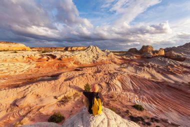 Uzun yürüyüşe çıkan kimse Utah dağlarda