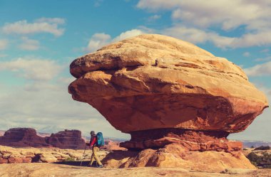 Uzun yürüyüşe çıkan kimse Utah dağlarda