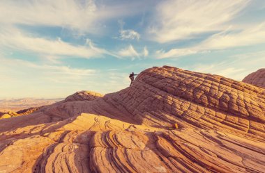 Uzun yürüyüşe çıkan kimse Utah dağlarda