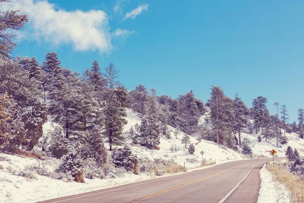 Strada invernale in città — Foto Stock