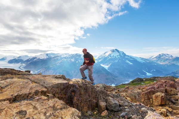캐나다 산에 하이킹 남자. — 스톡 사진