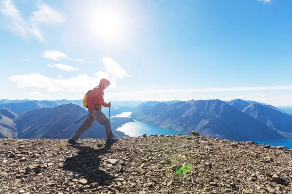 Vandring man i kanadensiska bergen. — Stockfoto