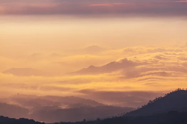 Bergen silhouet in de wolken — Stockfoto