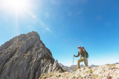 Cordillera dağlarında yürüyüş sahne