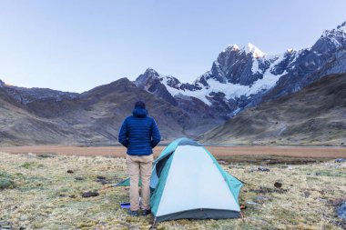 Cordillera dağlarında yürüyüş sahne