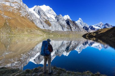 Cordillera dağlarında yürüyüş sahne