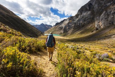 Cordillera dağlarında yürüyüş sahne
