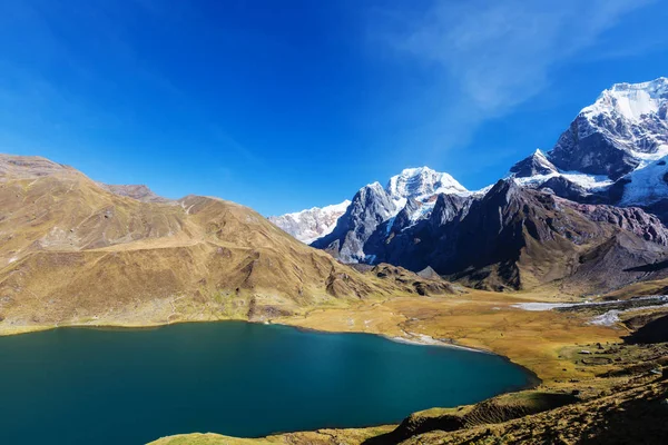 Bellissimi paesaggi di montagna in Cordigliera Huayhuash — Foto Stock